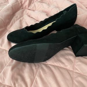 new black scalloped pumps